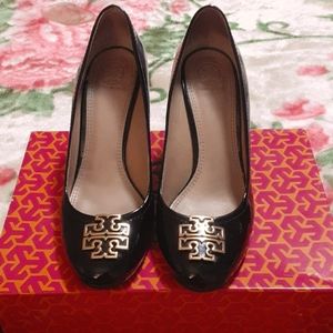Price reduced!Tory Burch black dbl T logo patent leather MELINDA wedges size 8.5